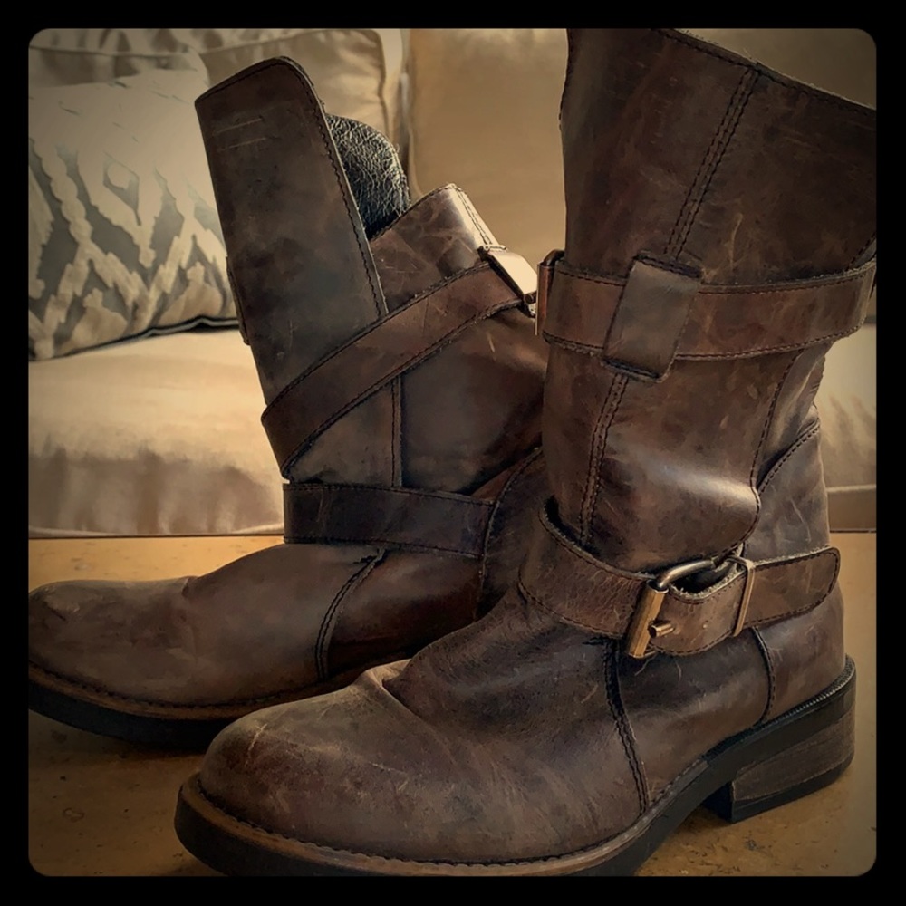 Steve Madden distressed brown leather Boots
